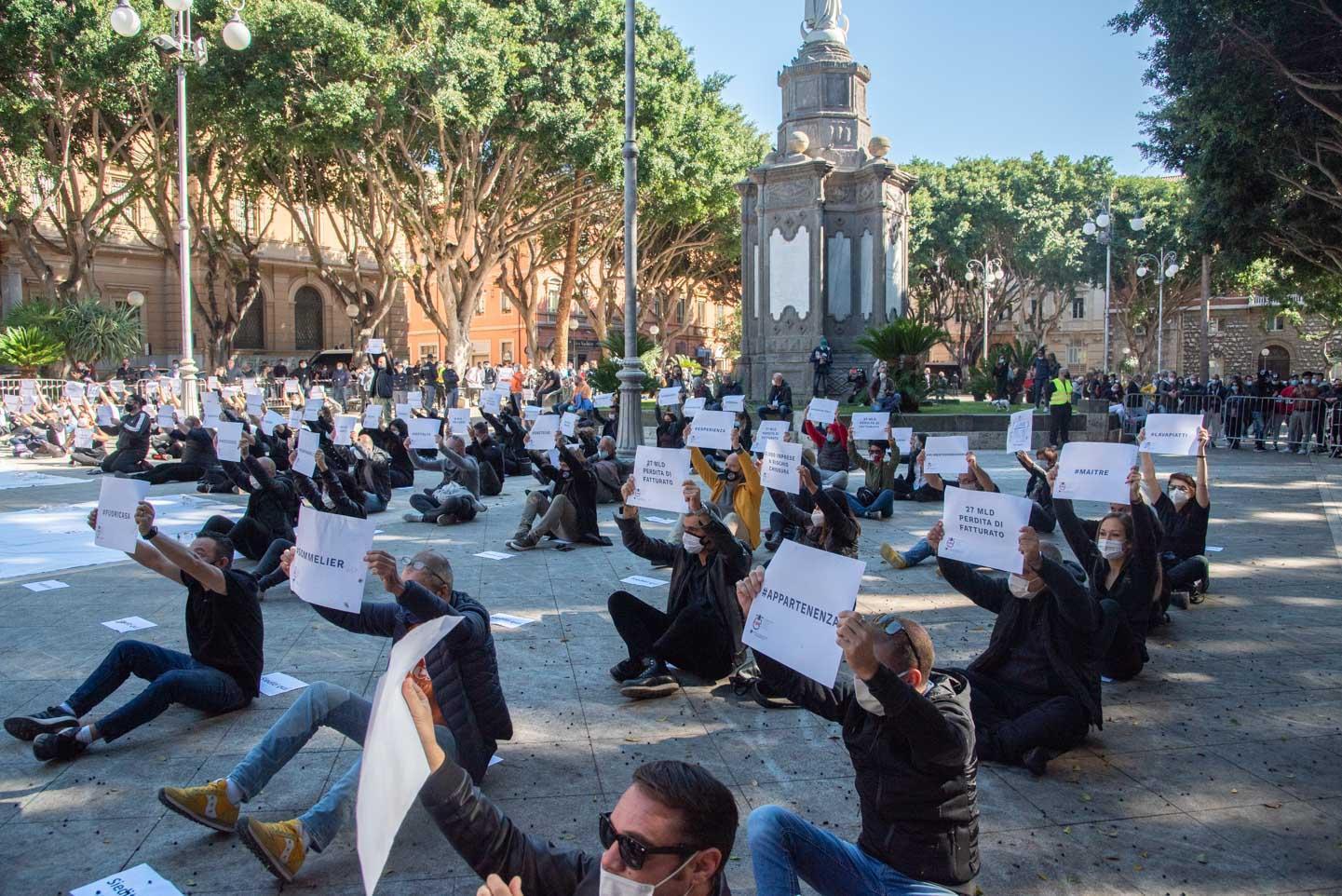 La protesta degli operatori delle palestre di tutta l'isola in piazza del Carmine a Cagliari (foto Mario Rosas)