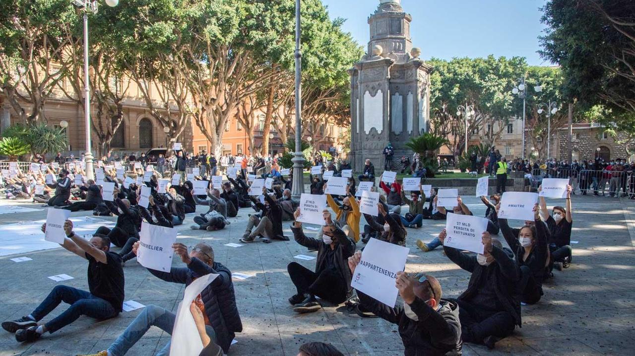 La protesta degli operatori delle palestre di tutta l'isola in piazza del Carmine a Cagliari (foto Mario Rosas)