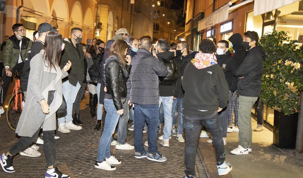 Modena. Protesta no lockdown tra insulti e risse. Scontro con una gang e spunta un coltello 