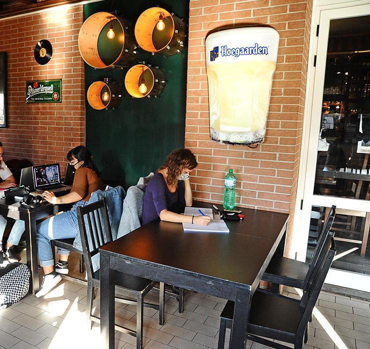 Viaggio nel pub che serve lavoro e cortesia: «Tanti ragazzi, un successo inaspettato» - video 