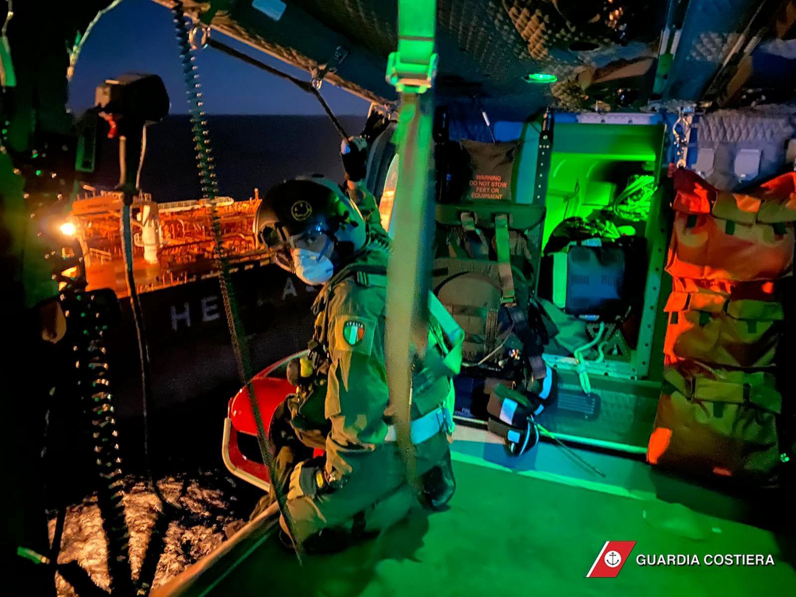 Infortunio su una nave al largo della Sardegna: la guardia costiera porta al Brotzu il marinaio ferito