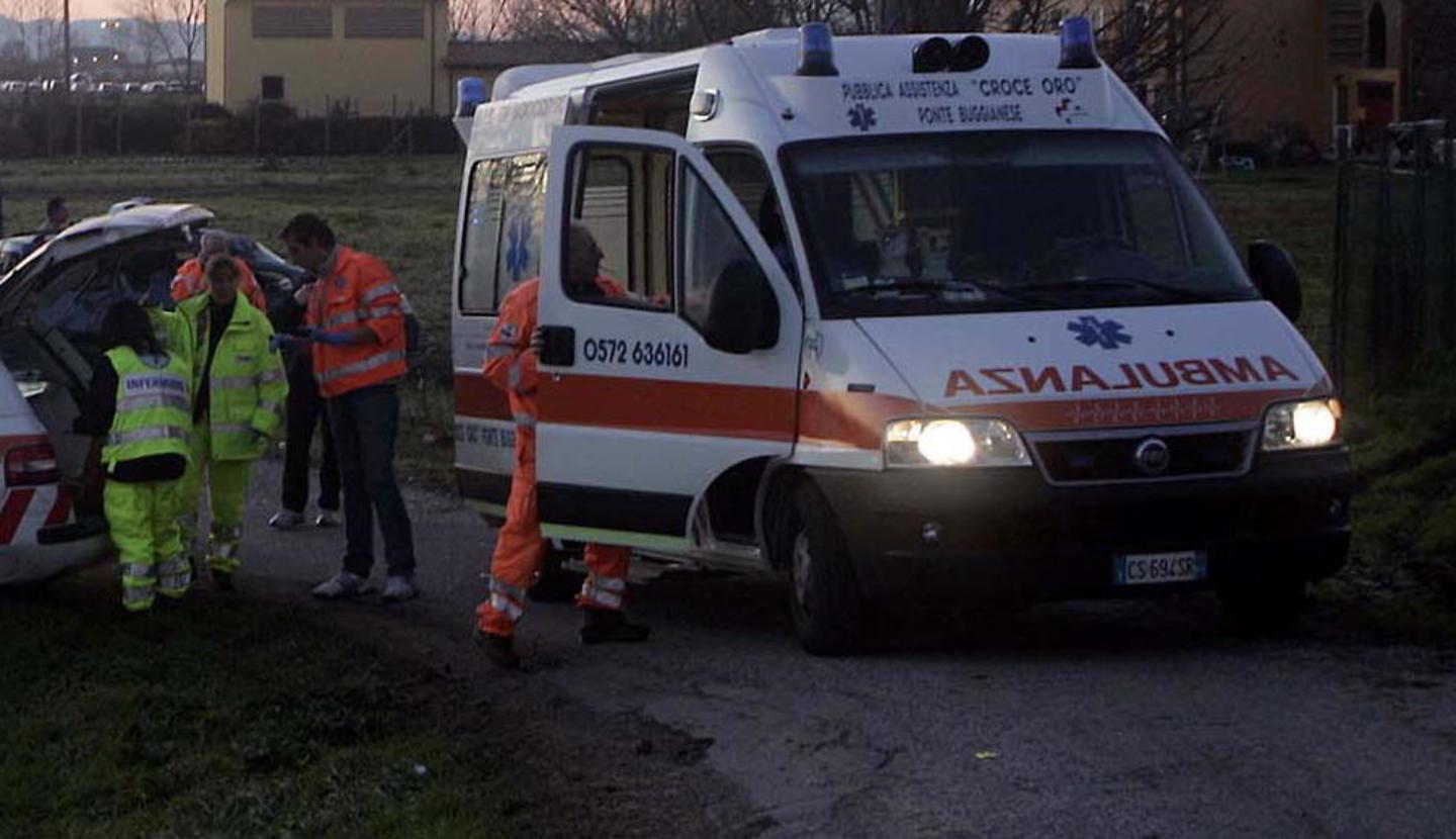 Grave donna di 79 anni investita da un’auto mentre torna a casa