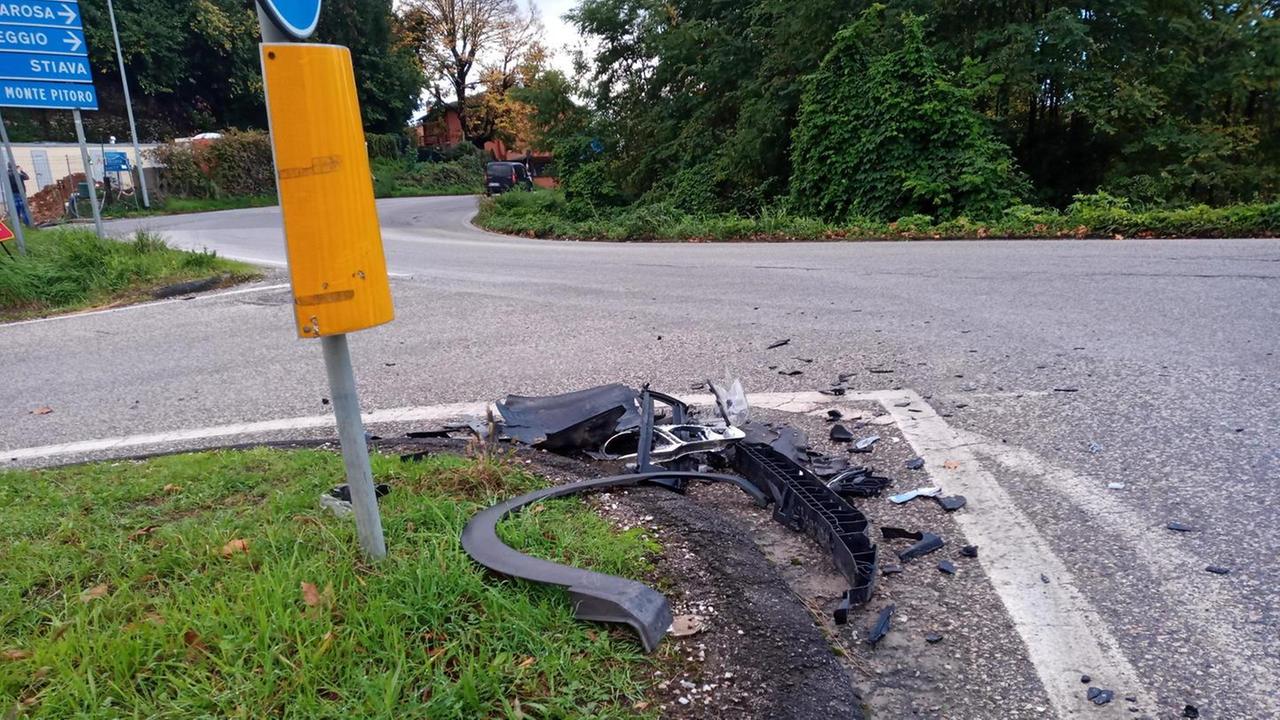 Scontro tra 4 auto: due feriti