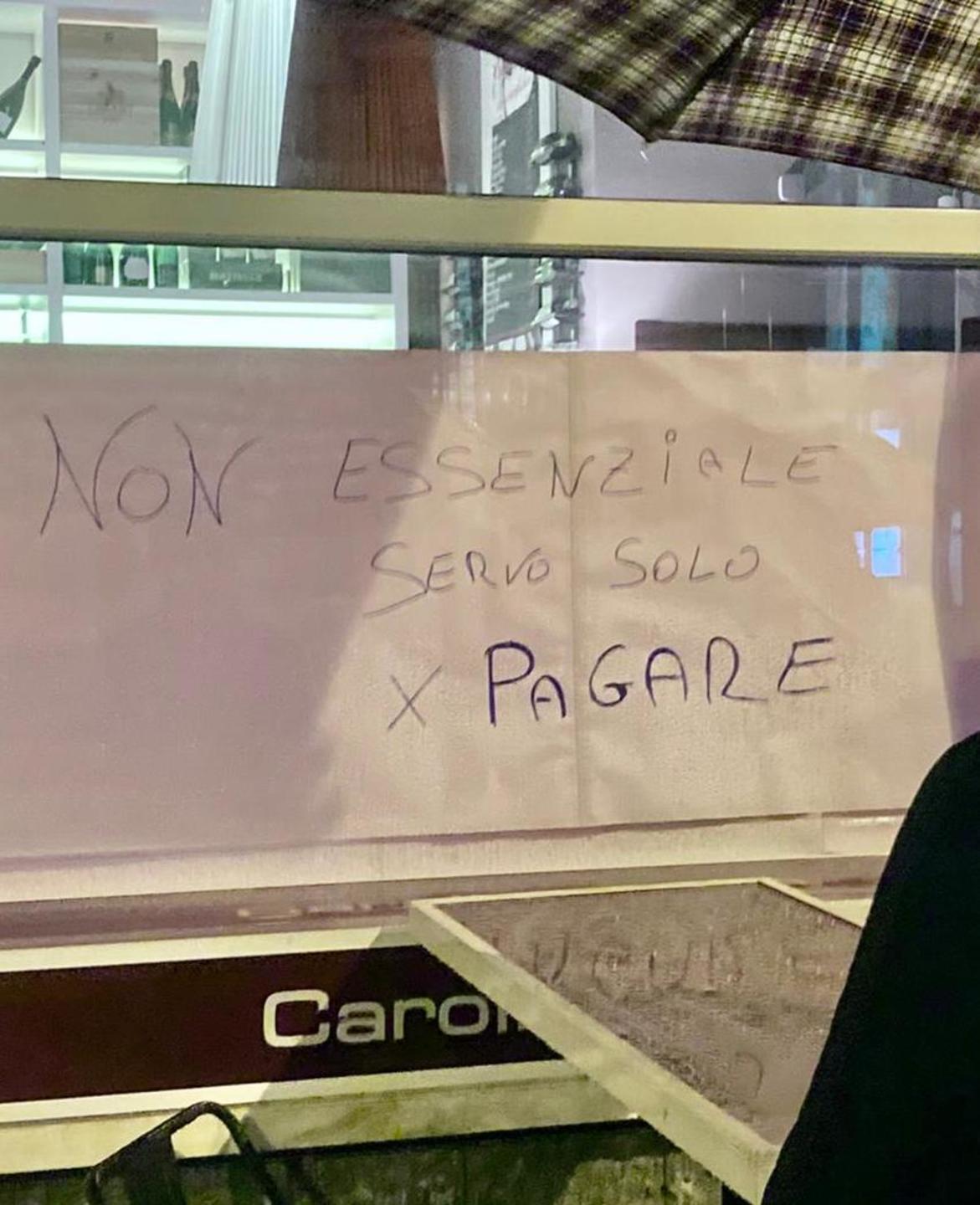 La rabbia in vetrina «Ecco le mie spese per stare alle regole, Ora chi mi ripaga?» 