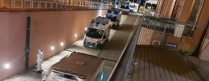 Un serpentone di ambulanze davanti all’ingresso