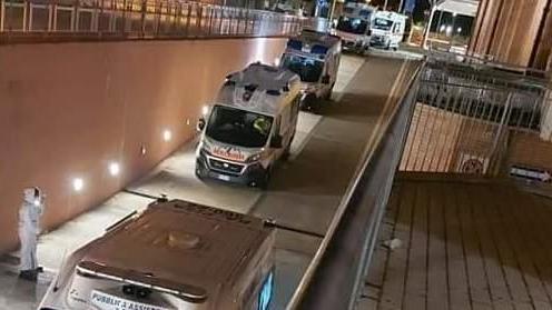 Un serpentone di ambulanze davanti all’ingresso