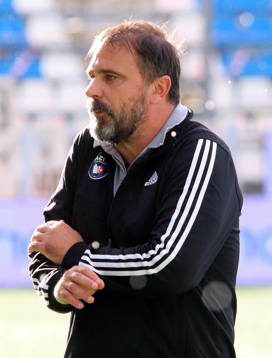 Mister D’Angelo punta il dito sugli errori dell’arbitro e sulle troppe palle gol fallite 