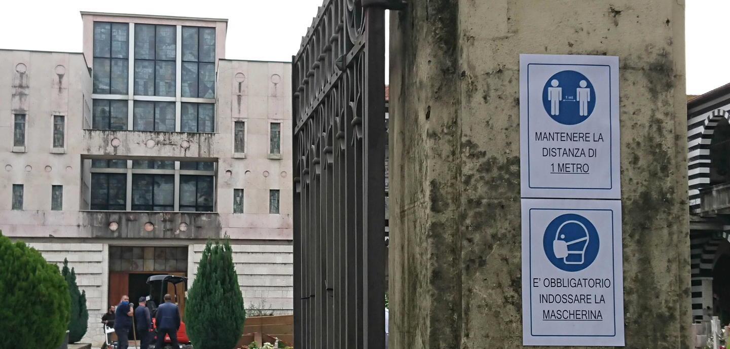 Cimiteri aperti ma con la mascherina 