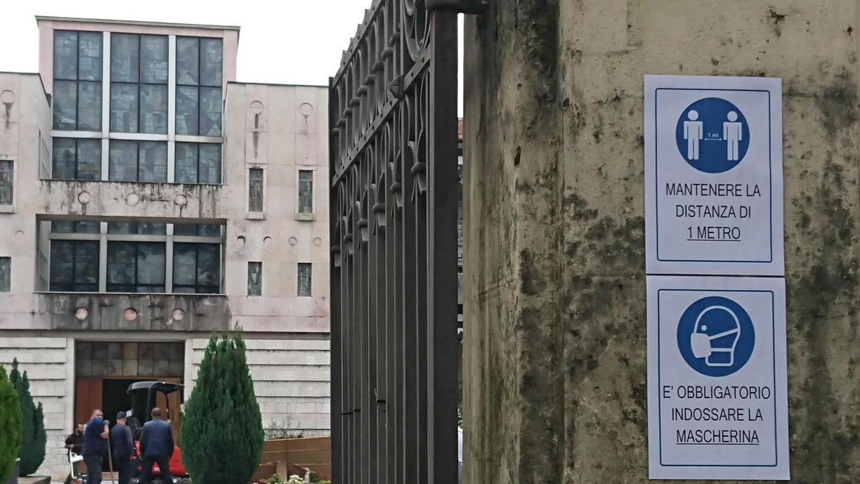 Cimiteri aperti ma con la mascherina