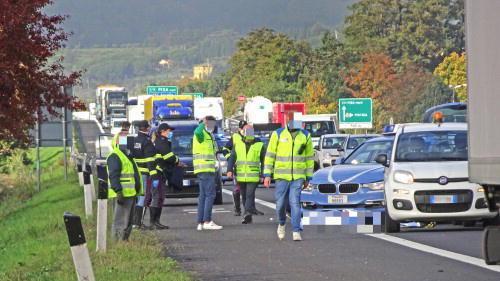 Si fa travolgere dal camion in autostrada 