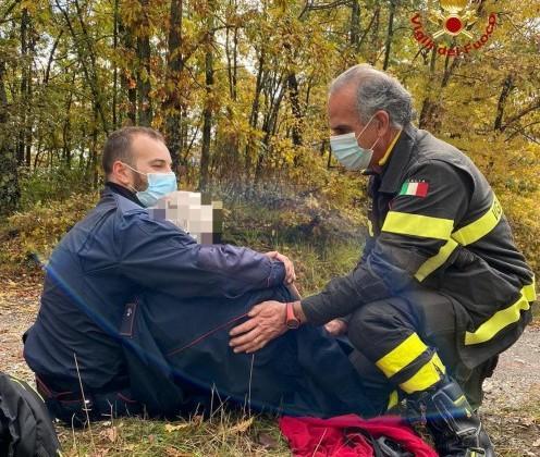 Salvato anziano disperso nel bosco