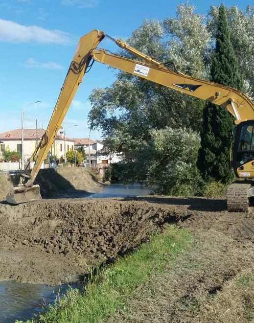 Frane lungo il Naviglio Sono iniziati i lavori sugli argini del canale 