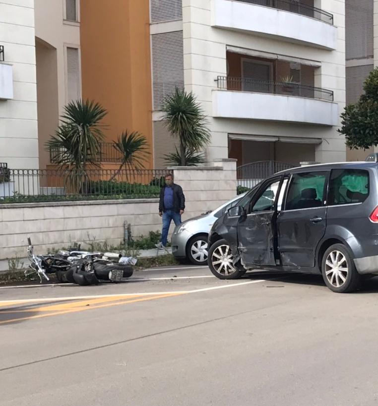 Tre incidenti in una mattina motociclista finisce all’ospedale