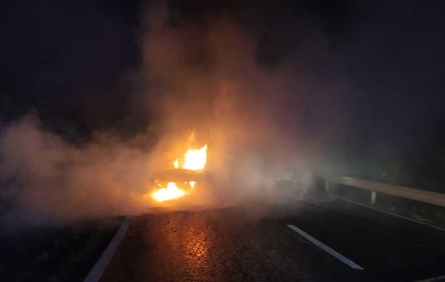 L’auto si incendia, coppia scampa al fuoco 