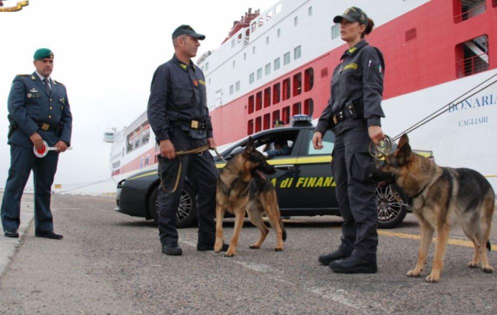 Sbarca con 77 ovuli di eroina: arrestato 