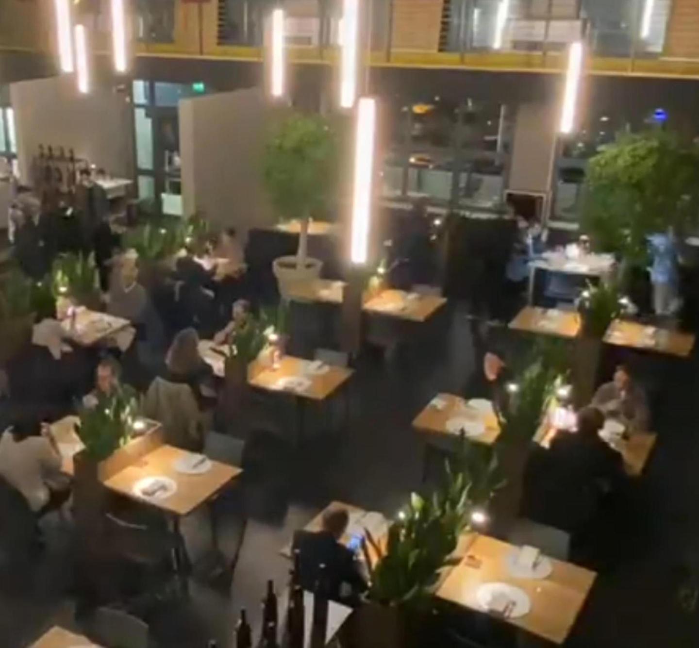 [EMPTYTAG]In 60 al ristorante Al tavolo siede anche il sindaco