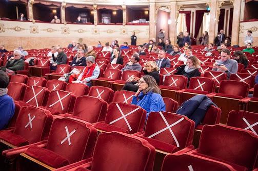 «Lo spettacolo non deve finire» 