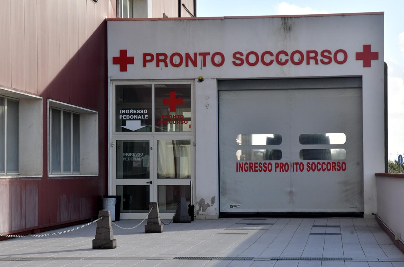 Oristano, l’incubo Pronto Soccorso: i malati nei lettini da visita 