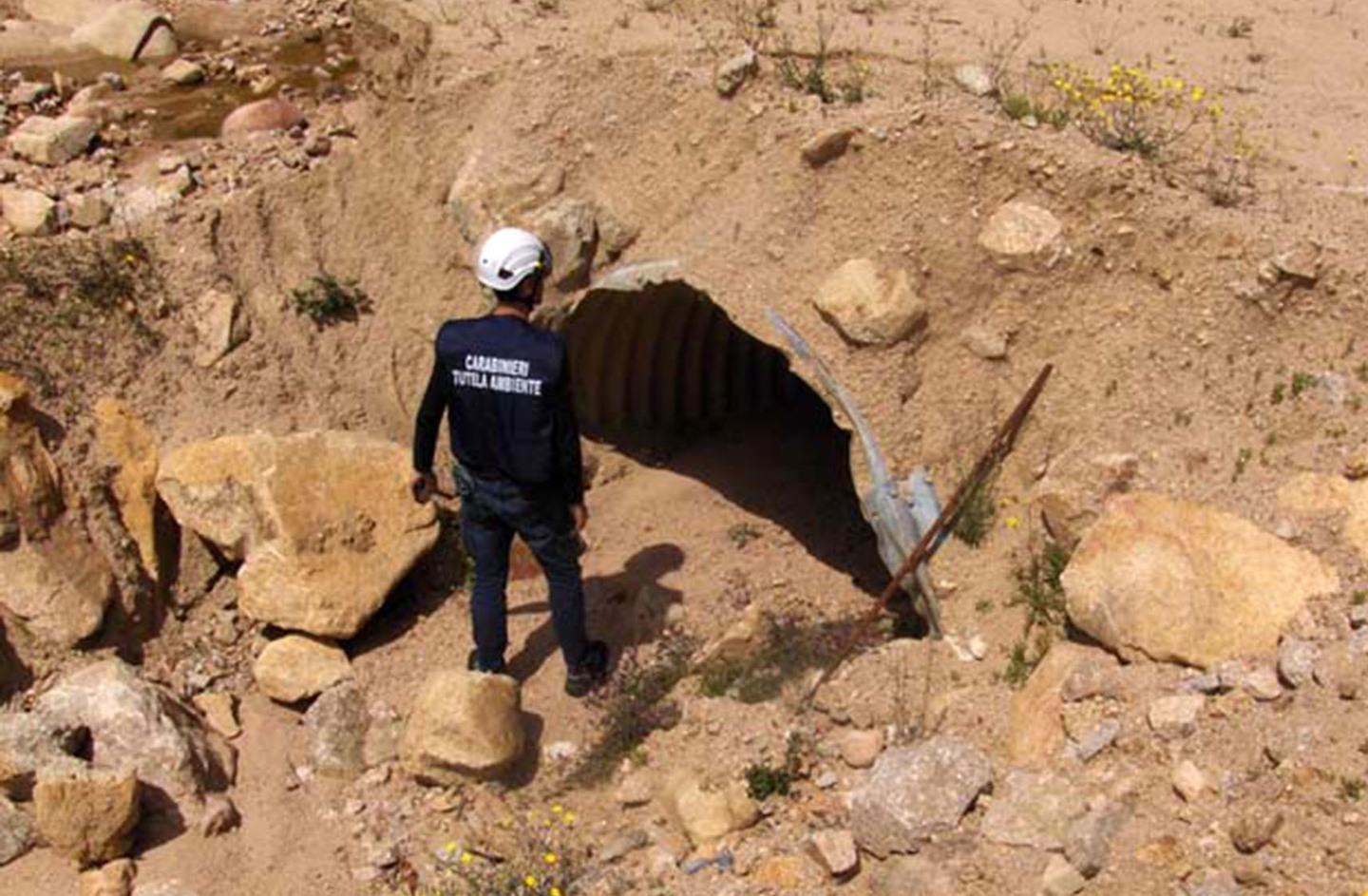 In bici e a caccia di funghi nei cantieri sotto sequestro 