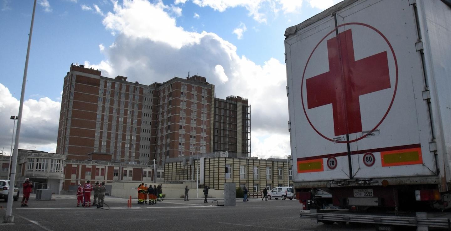 Covid, a Nuoro ospedale da campo al via ma c'è già un problema: il personale non basta 