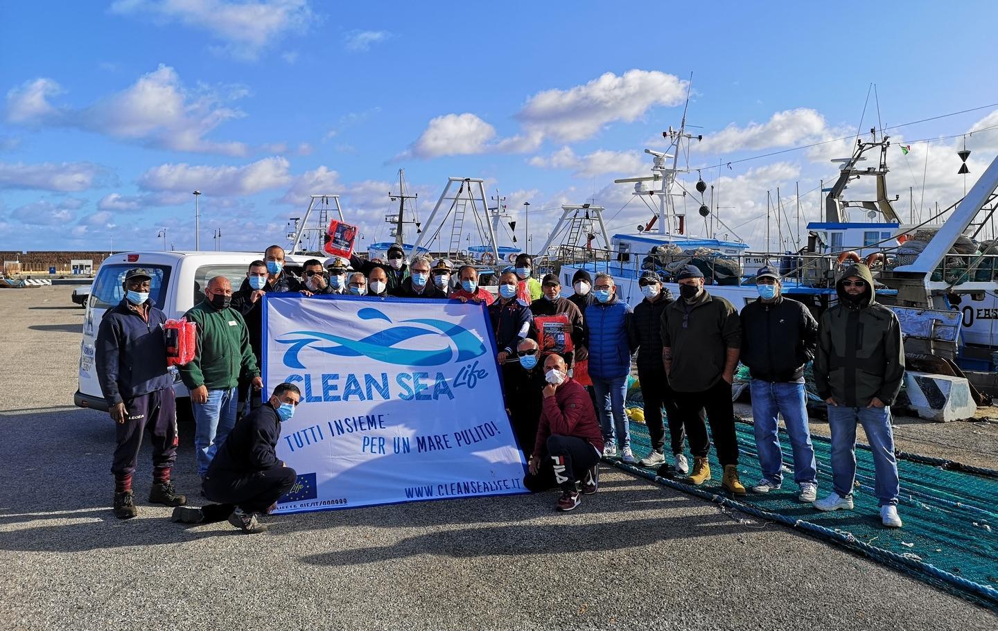 Dodici pescherecci ripuliranno il mare dai rifiuti 