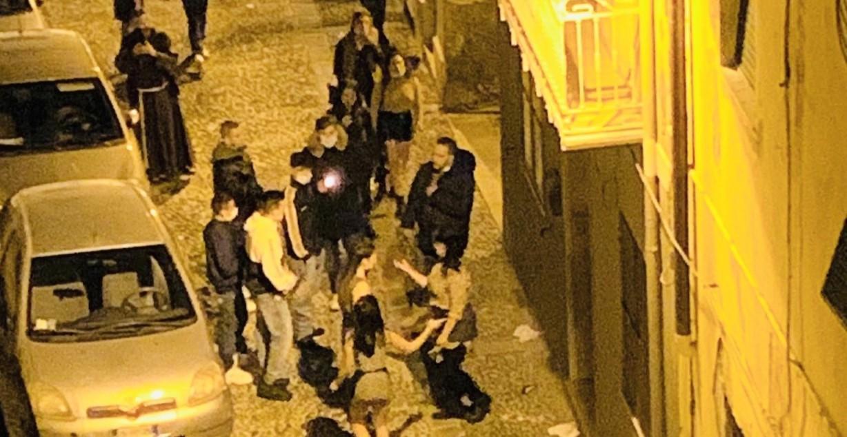 L'aggressione del branco a Sassari: «Non sai di chi sono figlio ti facciamo gambizzare» 