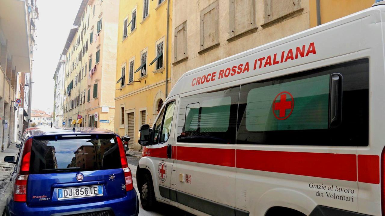 Un'ambulanza della Croce Rossa impegnata in città (Foto d'archivio: Dario Marzi)