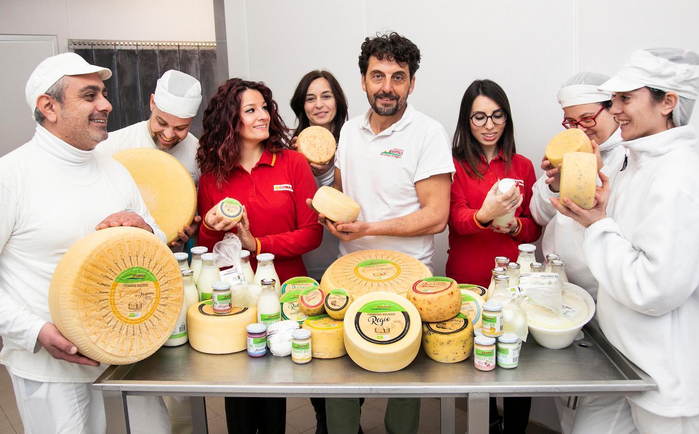 Il team dell’azienda Rustici di Albinia con i gioielli del caseificio