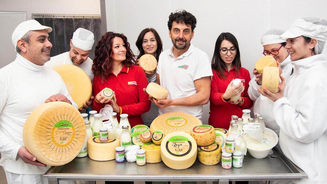 Il team dell’azienda Rustici di Albinia con i gioielli del caseificio