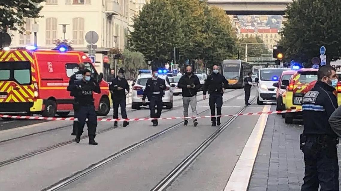 La polizia in azione nei prwessi della cattedrale di Nizza (foto Nice matin)
