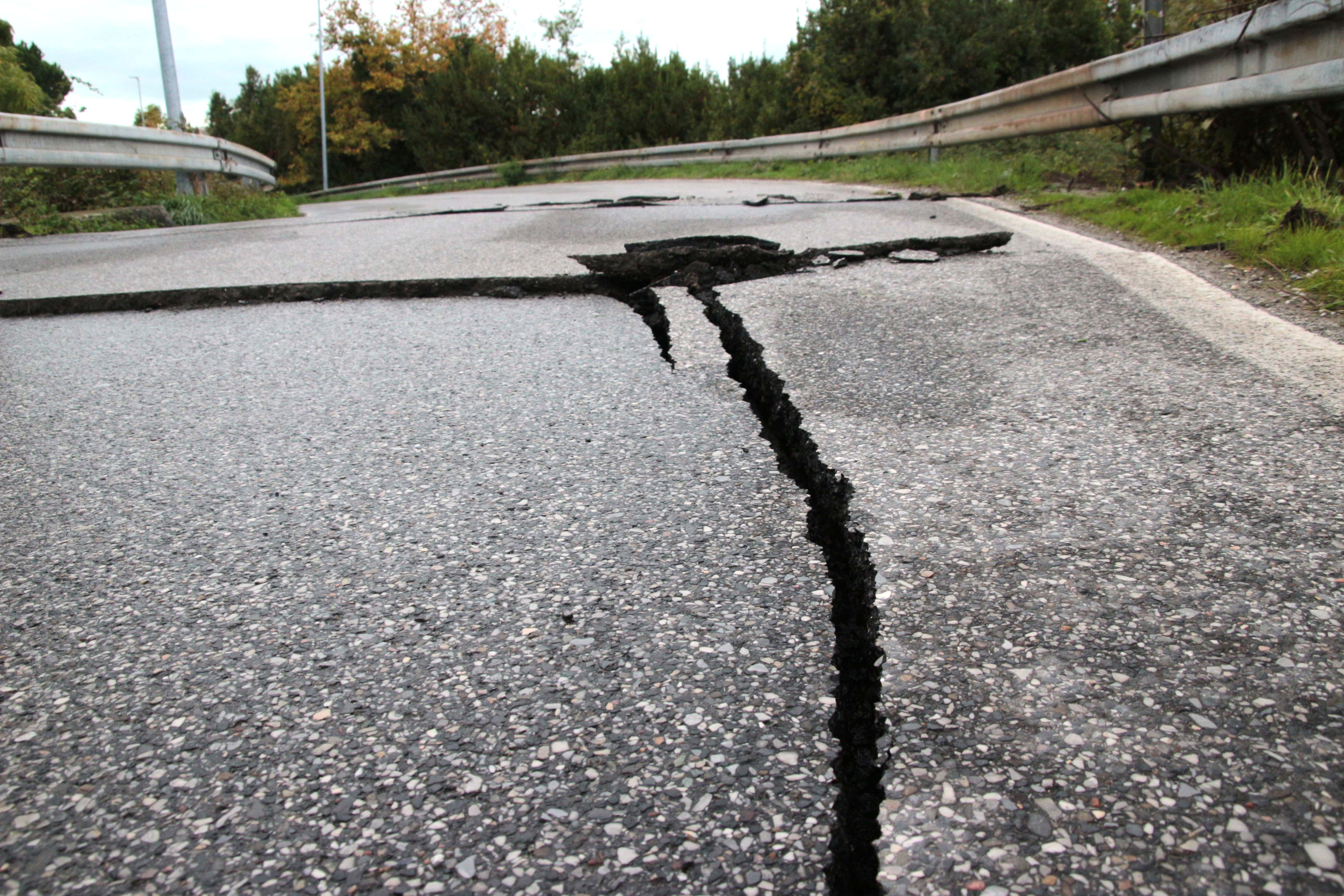 I danni provocati dal trasporto eccezionale (foto Ciurca)