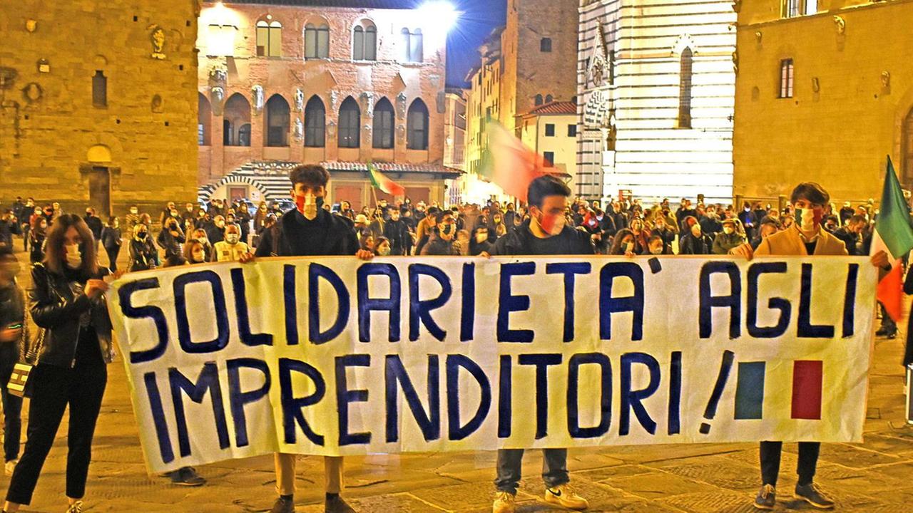 «Contro il Dpcm di Conte e per il diritto al lavoro» duecento in piazza Duomo