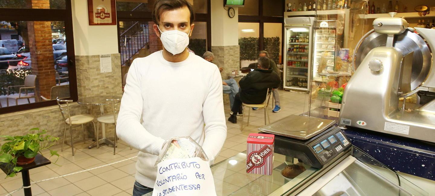 Multata ragazza senza mascherina, al bar organizzano una colletta 