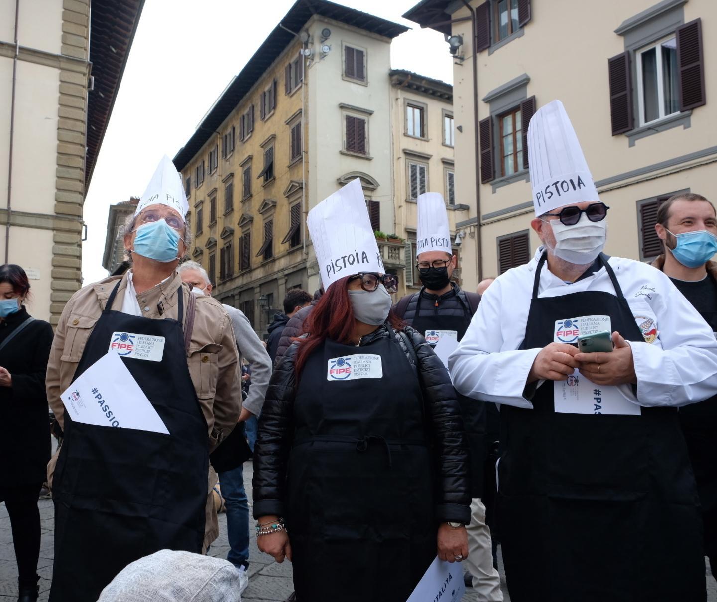 "Siamo a terra", il grido di allarme di chi deve chiudere alle 18