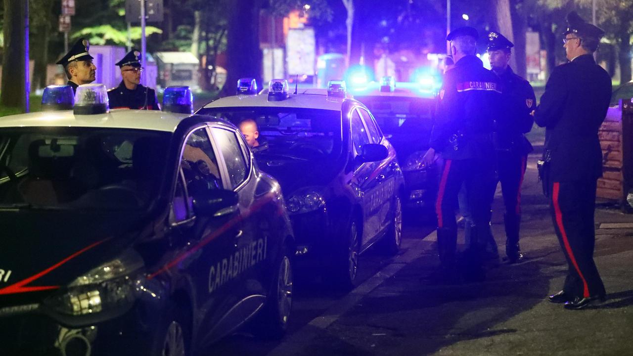 Intercettati dopo il furto, lanciano dal furgone una slot e spargono la schiuma di un estintore