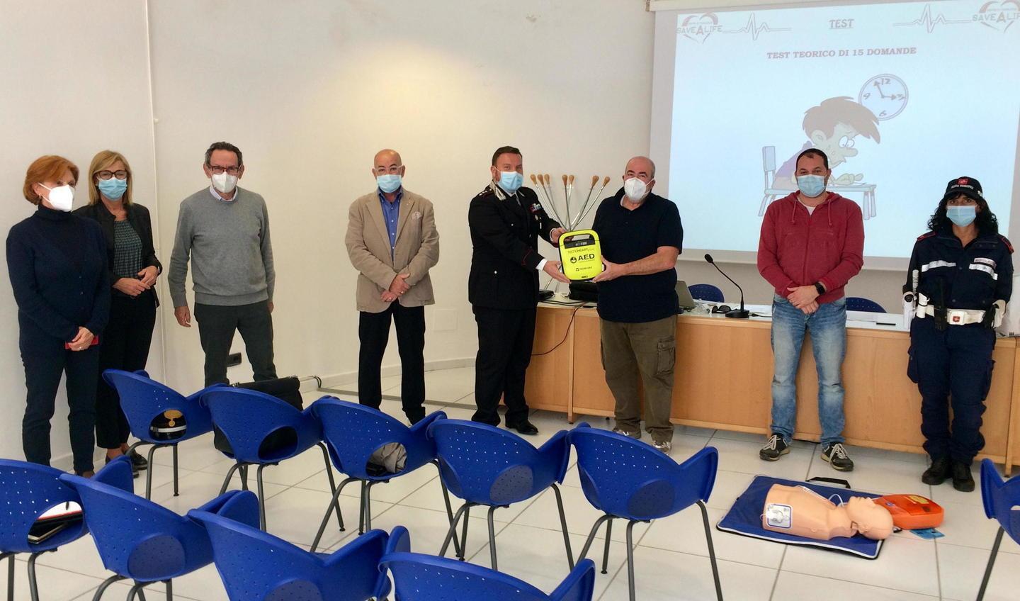 Un defibrillatore mobile in dotazione ai carabinieri di Cecina