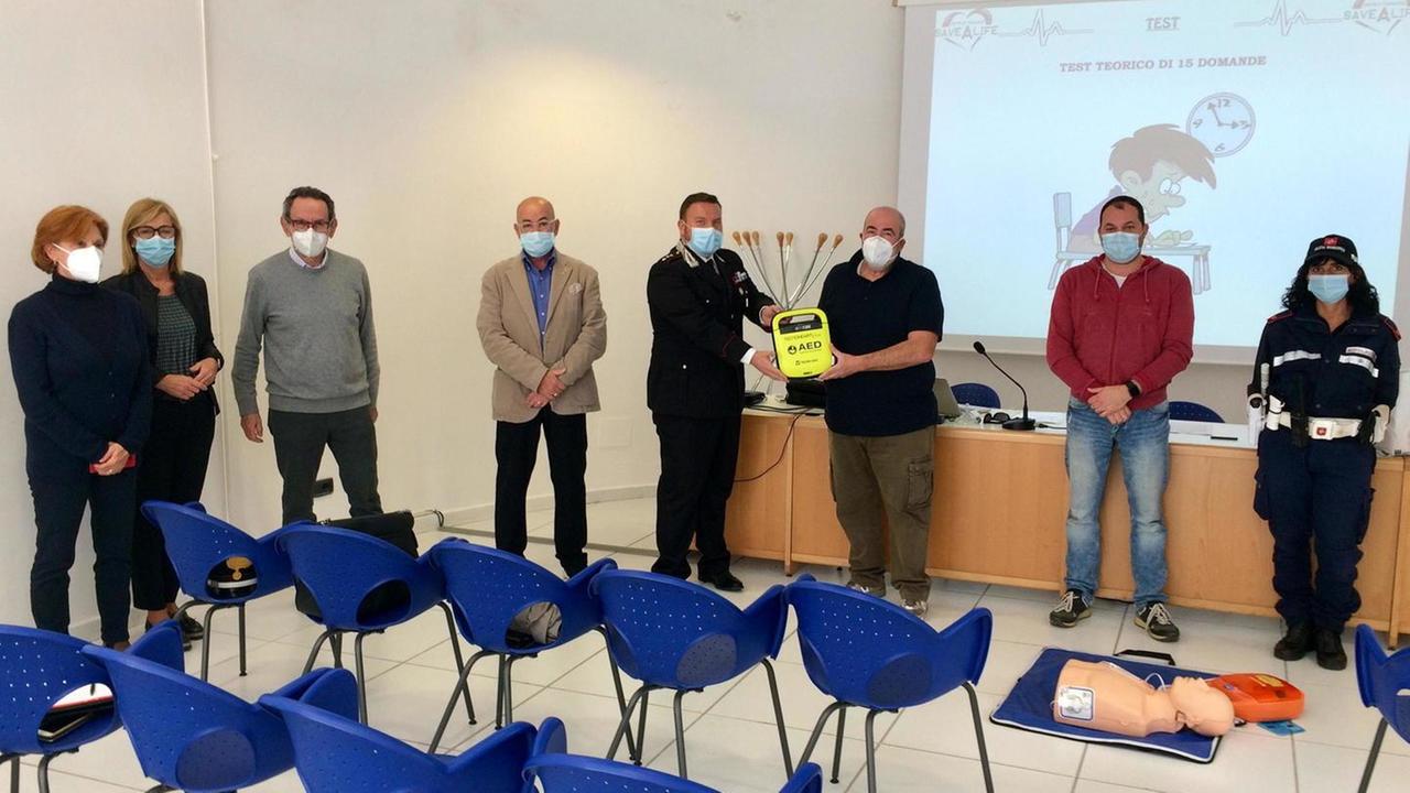 Un defibrillatore mobile in dotazione ai carabinieri di Cecina