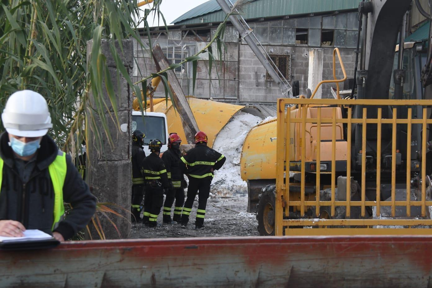 Incidente mortale sul lavoro in un capannone: muore lavoratore di Montignoso