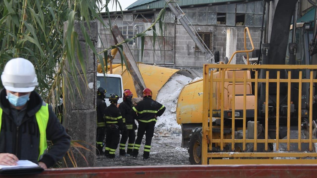 Incidente mortale sul lavoro in un capannone: muore lavoratore di Montignoso