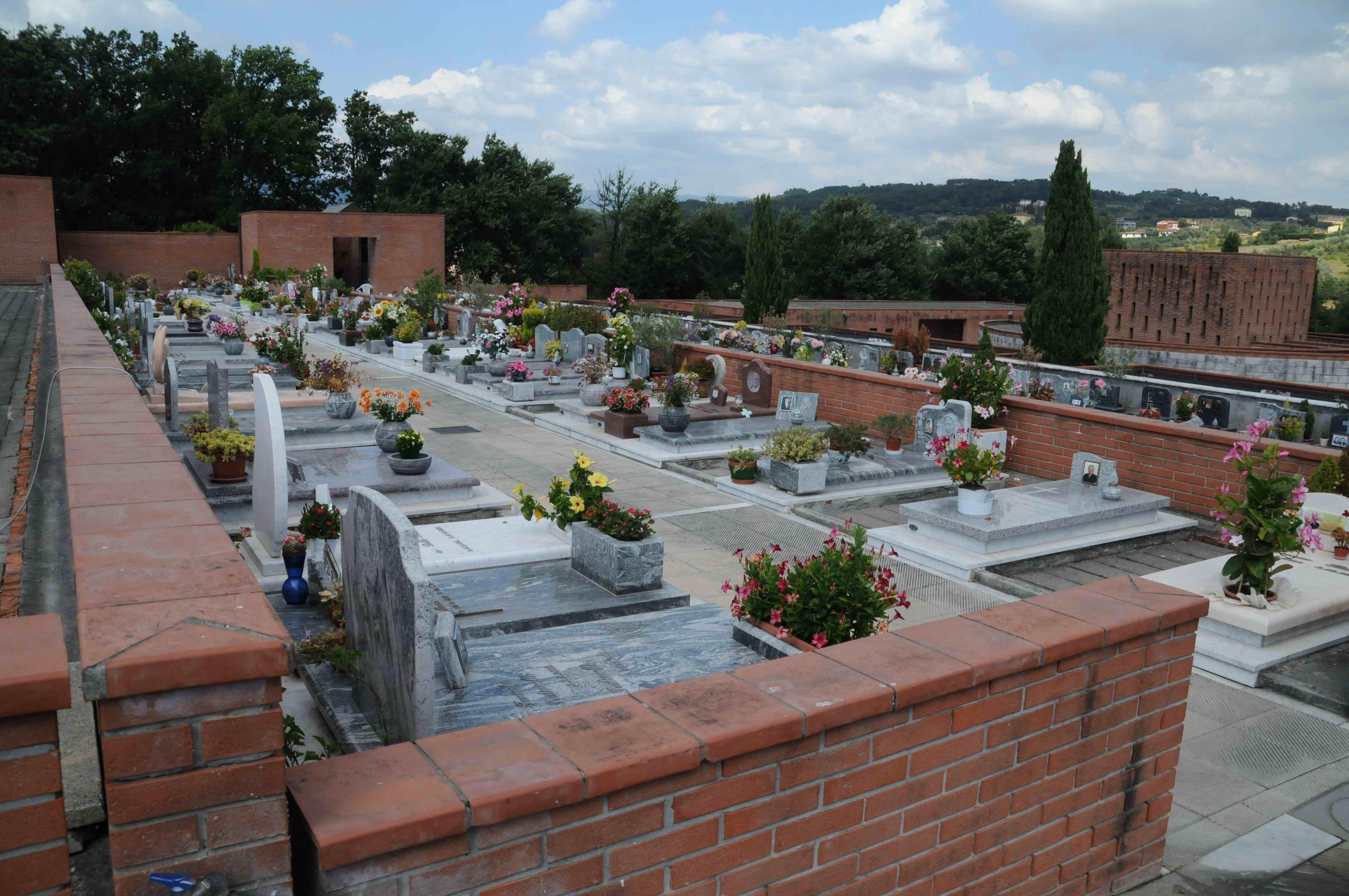 Aggredisce una persona al cimitero di Porcari: arrestato