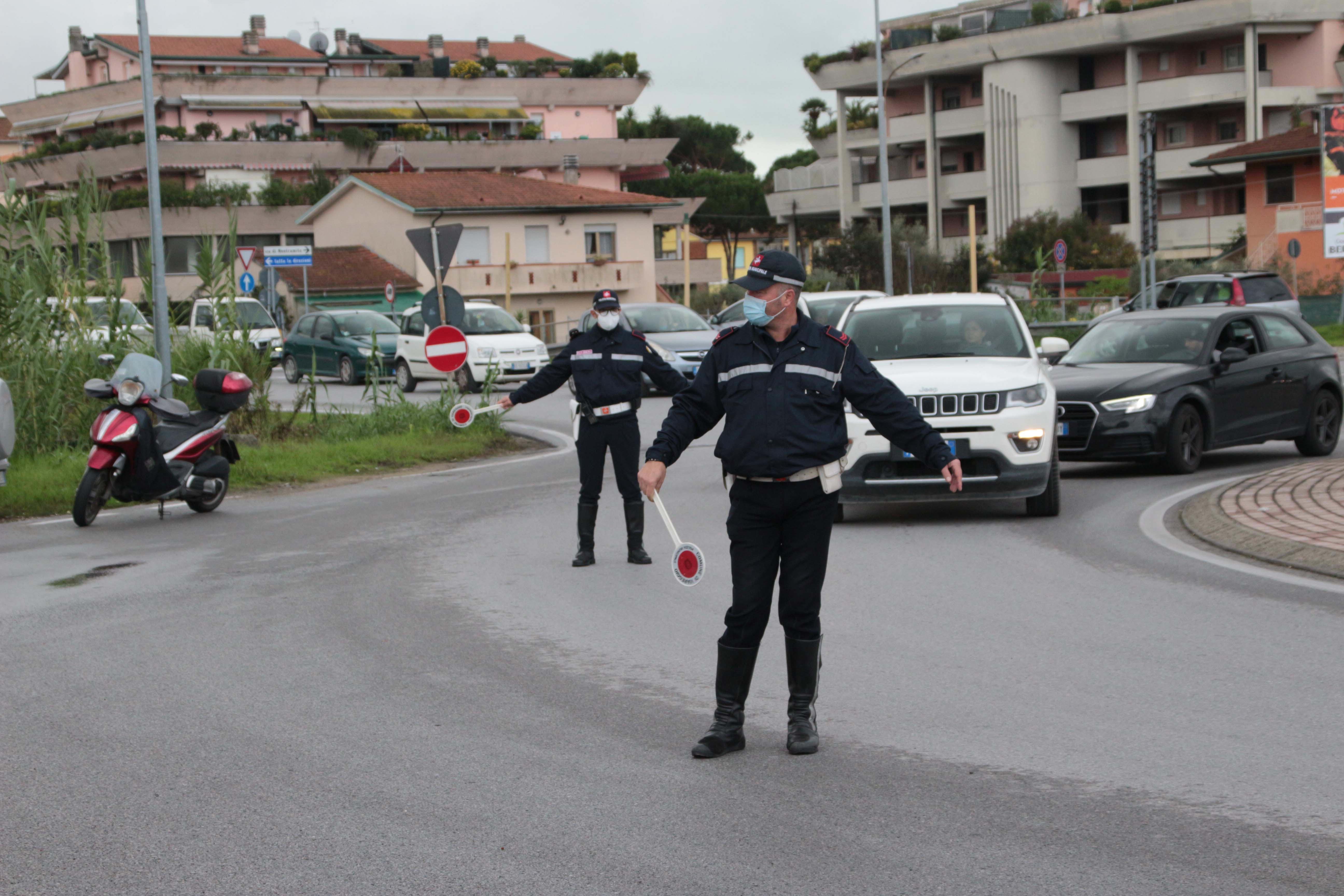 I vigili urbani di Viareggio regolano l'accesso alla Variante Aurelia chiusa per un incidente (foto Nunzio Ciurca)