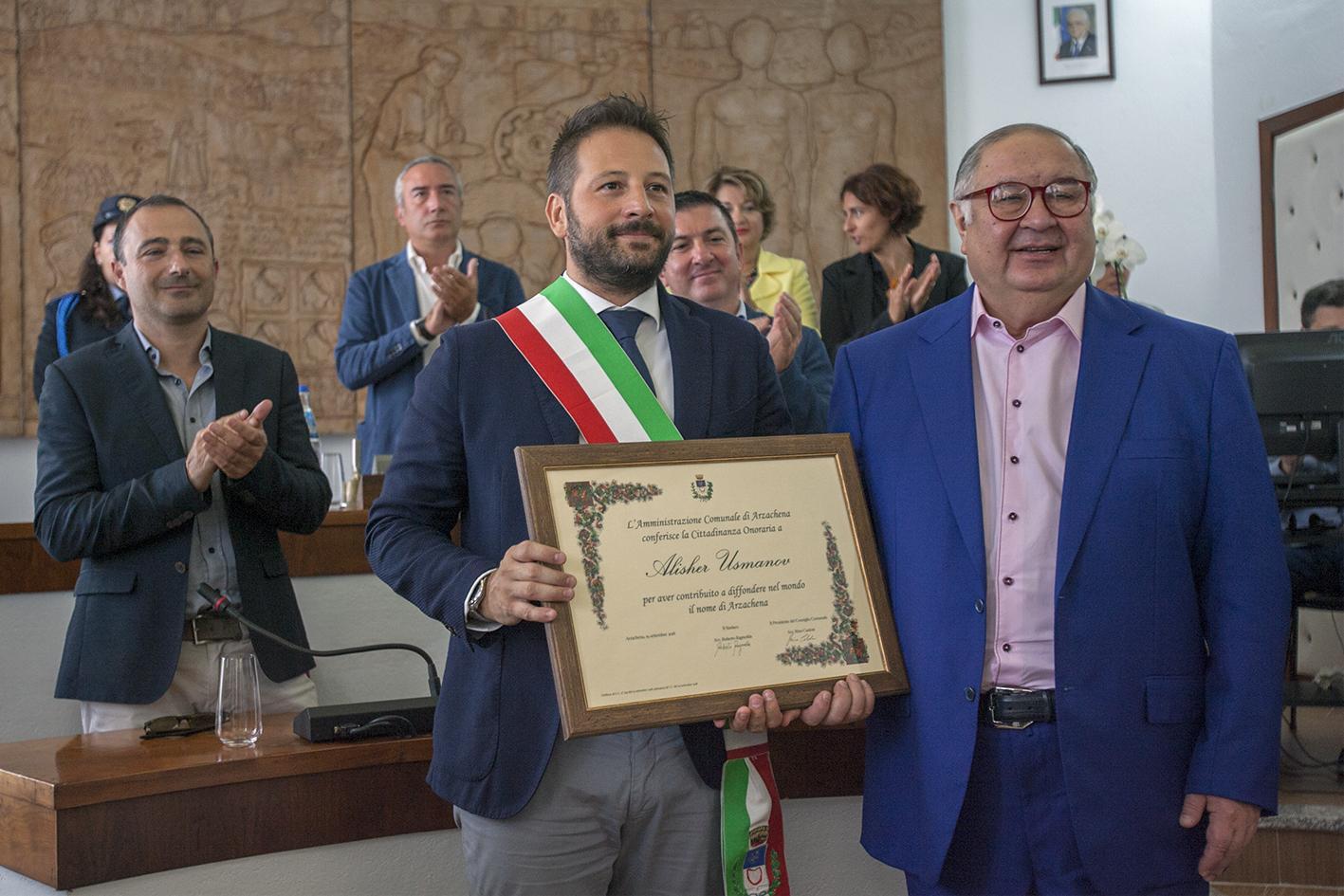 Lotta al Covid, il magnate Usmanov dona mezzo milione di euro alla Sardegna