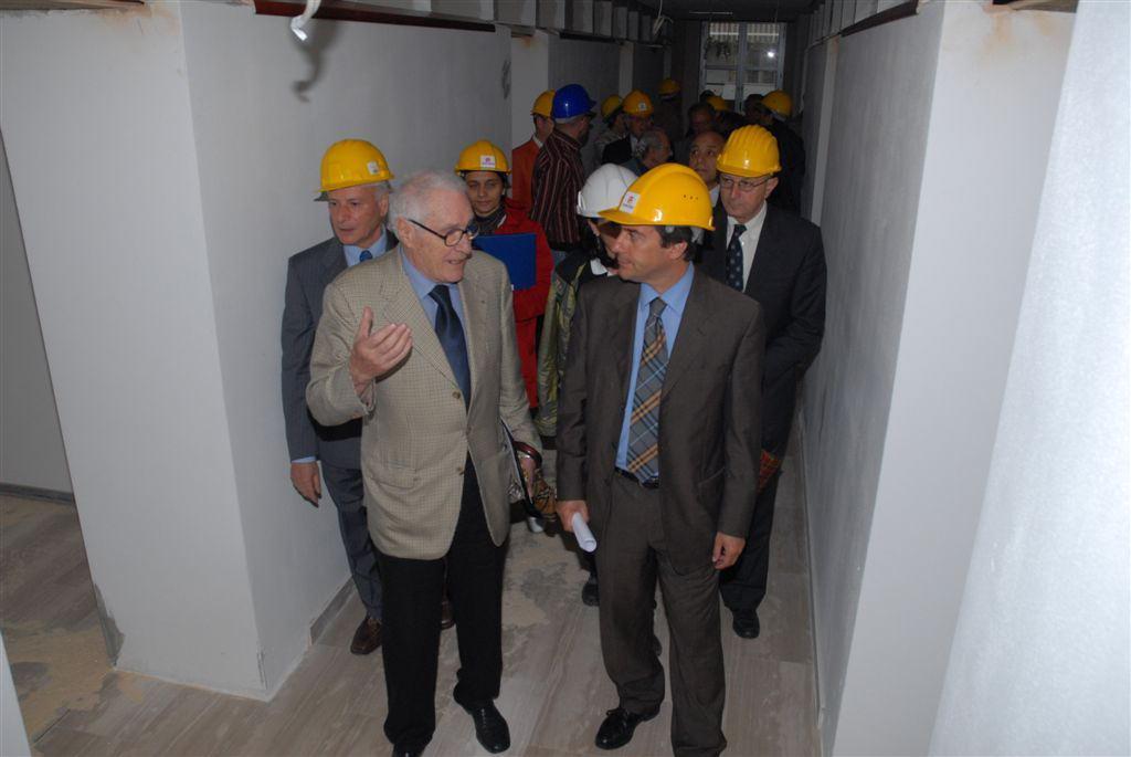 Mario Luzzetti nel 2008 con l'allora sindaco Emilio Bonifazi in visita allanuova ala del Tribunale di Grosseto