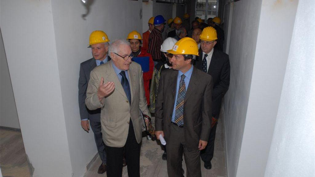 Mario Luzzetti nel 2008 con l'allora sindaco Emilio Bonifazi in visita allanuova ala del Tribunale di Grosseto
