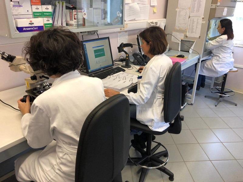 Covid, Sassari: il laboratorio riesce a processare solo metà dei tamponi 