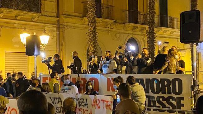 Dpcm: sit-in in piazza a Taranto, 'No lavoro no tasse'