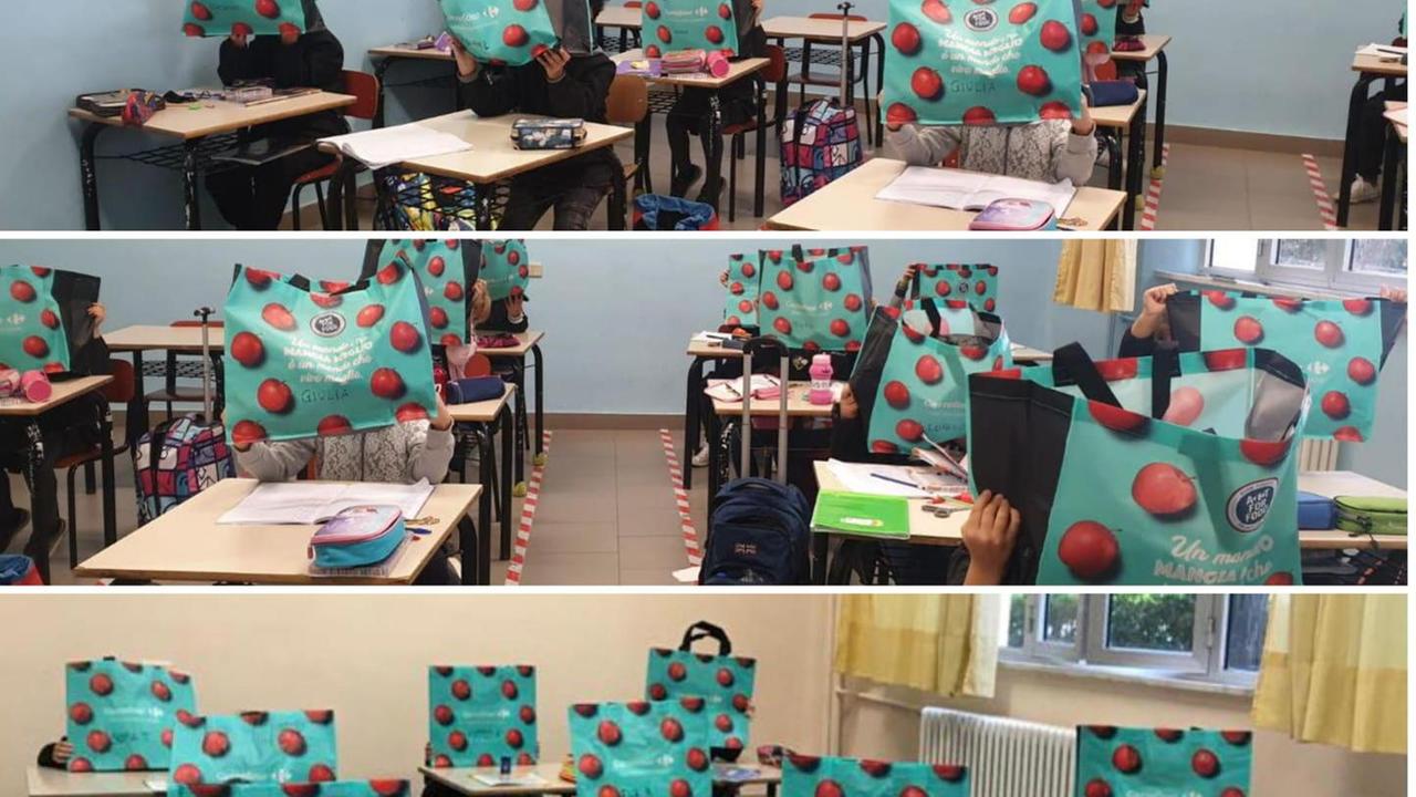 Carrefour regale le sacche, i bambini ringraziano
