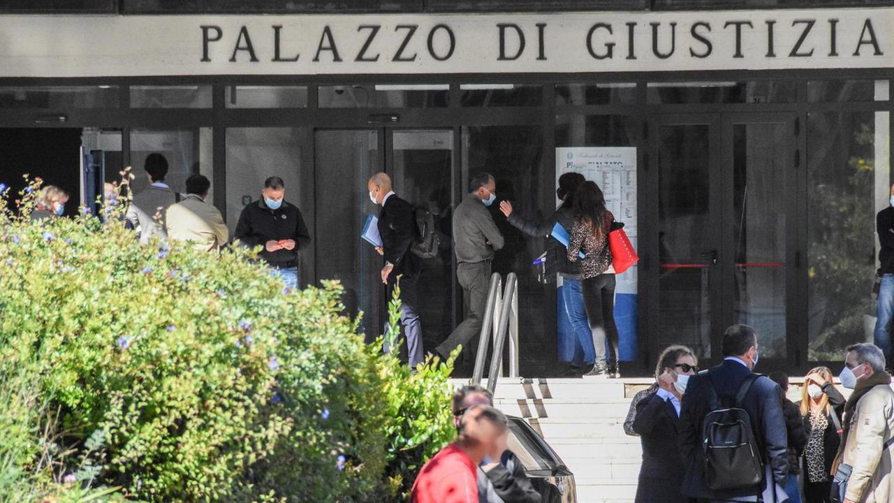 All’esterno in attesa delle udienze