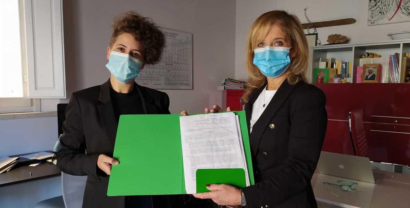 Consegnate alla sindaca Biondi le firme contro i gessi rossi 
