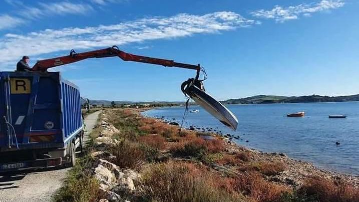 Via le imbarcazioni-relitto Fertilia torna a essere spiaggia